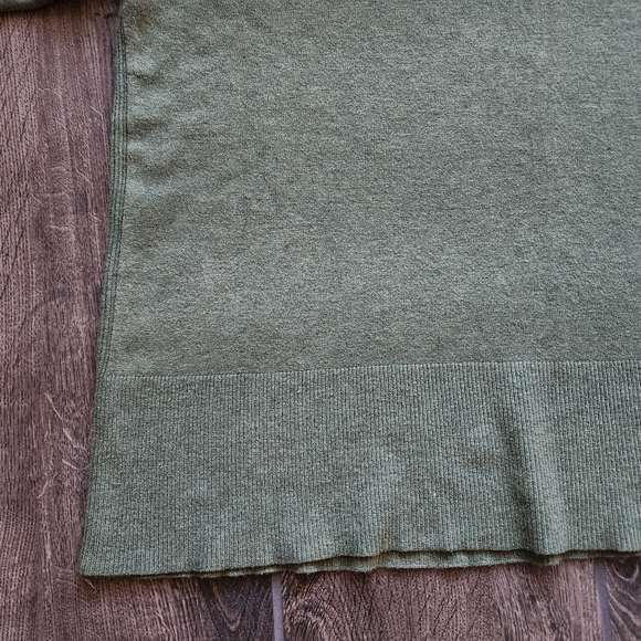 Lightweight boxy fit hooded sweater in sage green - Picture 8 of 10
